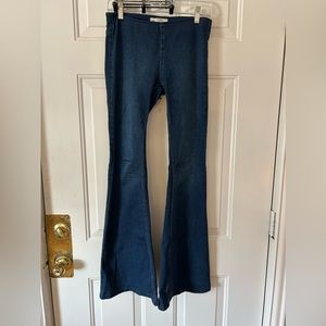 Free people wide leg low rise jeans. Dark wash stretchy material elastic waist